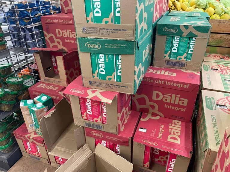 Supermercado de Canoas tem grandes filas com leite por menos de R$ 3,80