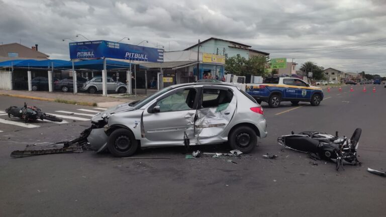 Carro é ‘prensado’ por duas motos em acidente de Canoas