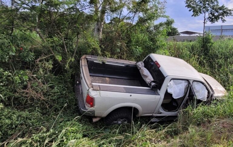 Motorista tenta atropelar policial em barreira, mas capota o carro