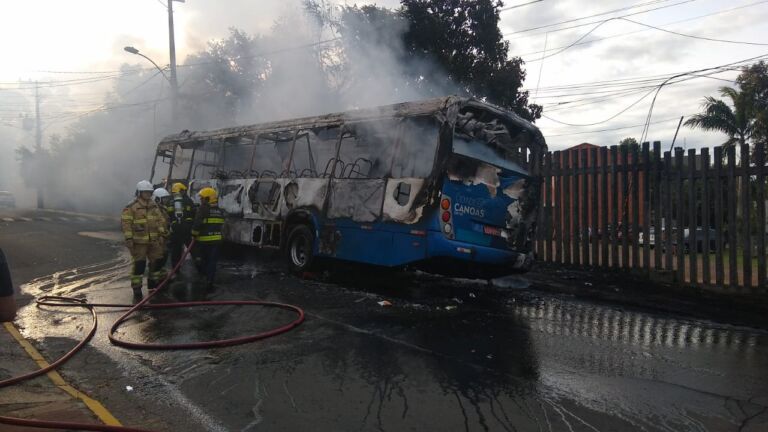 Ônibus da Sogal pega fogo em Canoas
