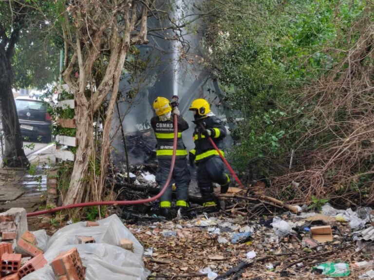 Incêndio ao lado de residência mobiliza bombeiros em Canoas