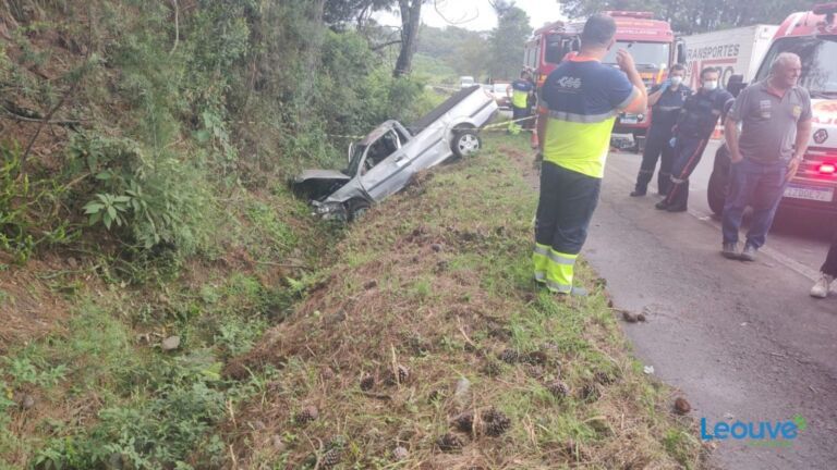 Motorista morre após carro colidir em barranco