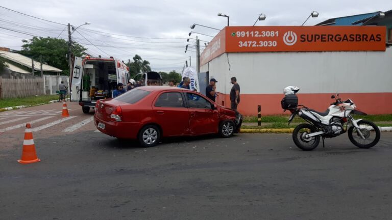 Carros colidem em cruzamento de Canoas