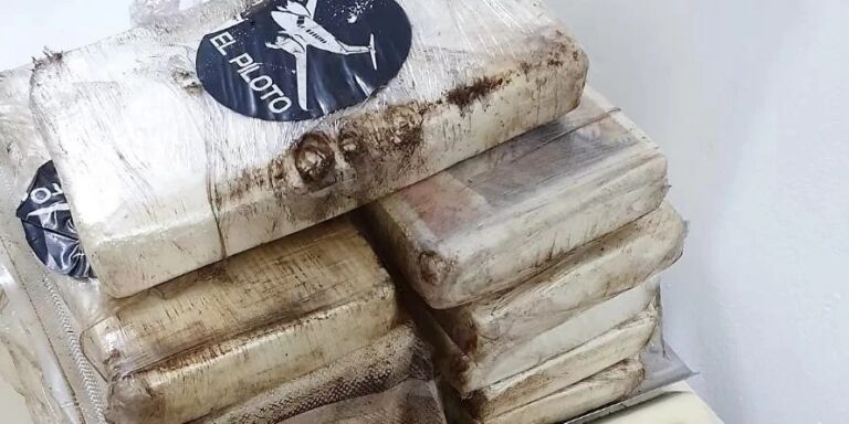 Jovem é presa com cocaína dentro de carro de aplicativo