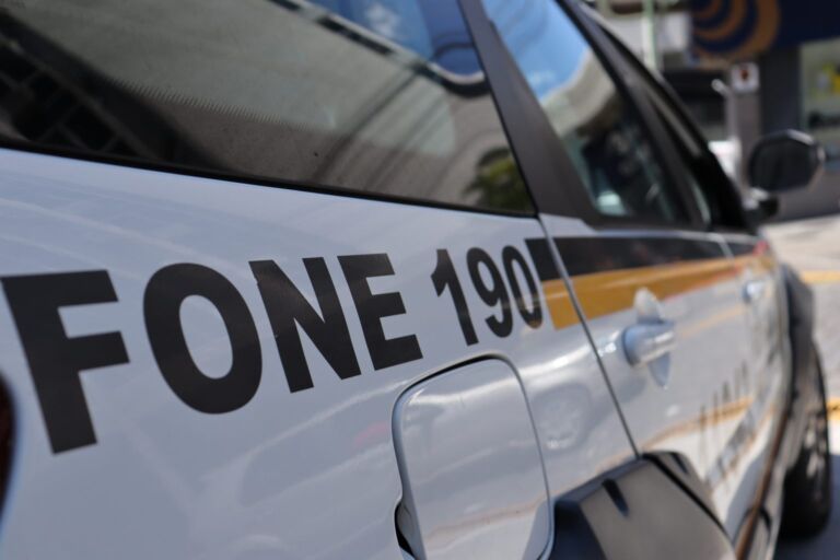 Homem agride esposa e filha, é preso, paga fiança e é liberado