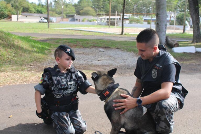 Murilo de 7 anos faz tour pelo 15° Batalhão de Polícia Militar em Canoas
