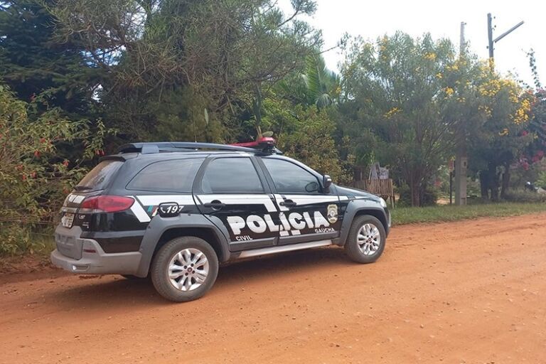 Criança de 5 anos engata ré de trator e avó morre atropelado