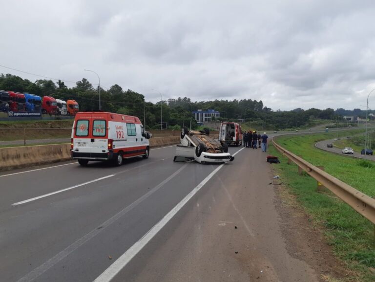 Motorista capota veículo ao fazer ultrapassagem; Uma pessoa ficou ferida