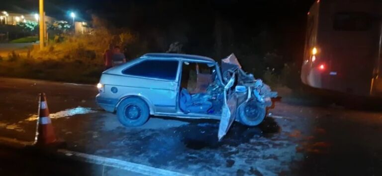 Mulher morre em colisão frontal entre carro e motorhome