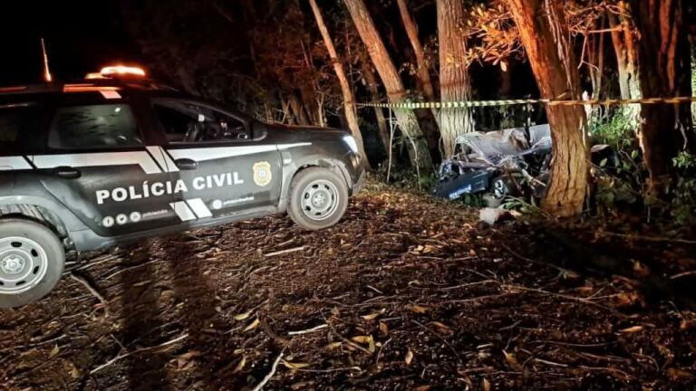 Motorista perde o controle e veículo bate contra árvores; Ele morreu na hora