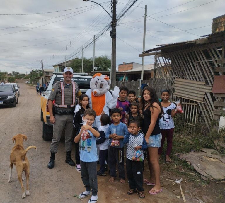 Brigada Militar distribui doces para mais de 100 crianças