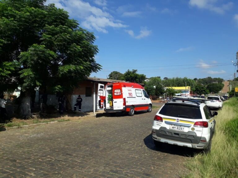 Dupla mata homem a tiros e foge