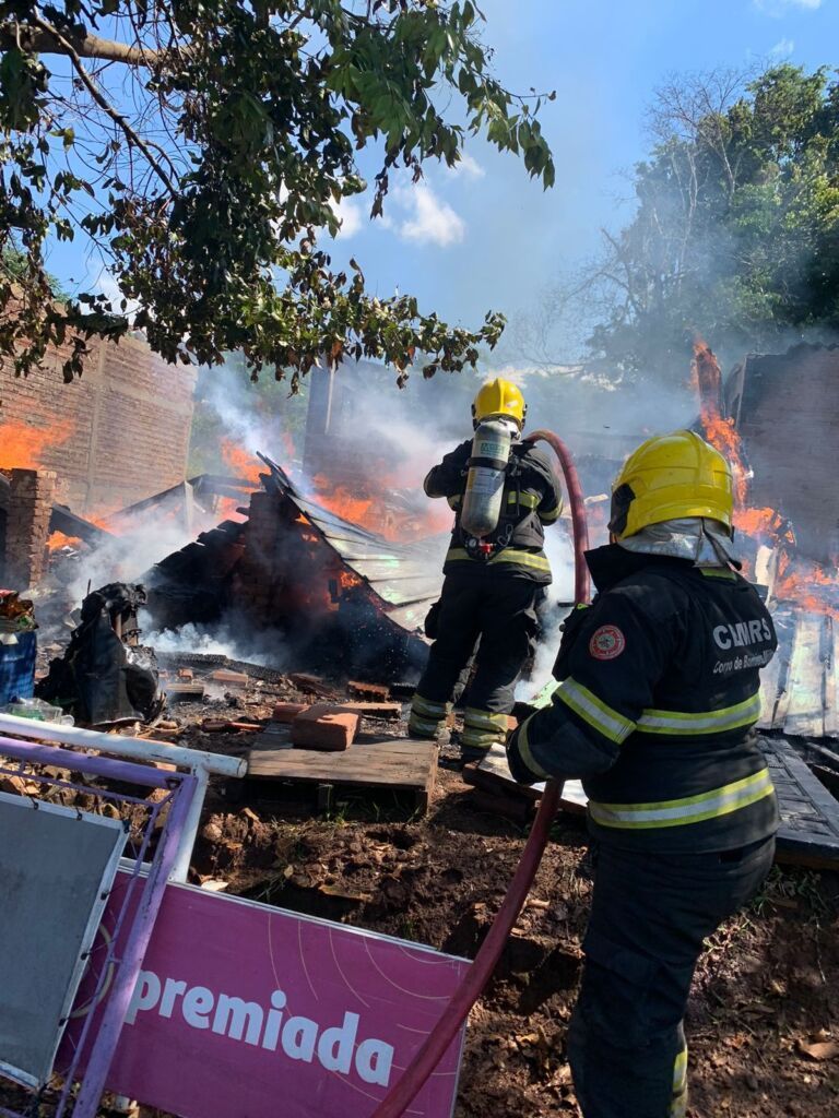 Casa de família é consumida por chamas