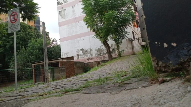 Mulher é morta a tiros ao abrir porta de casa