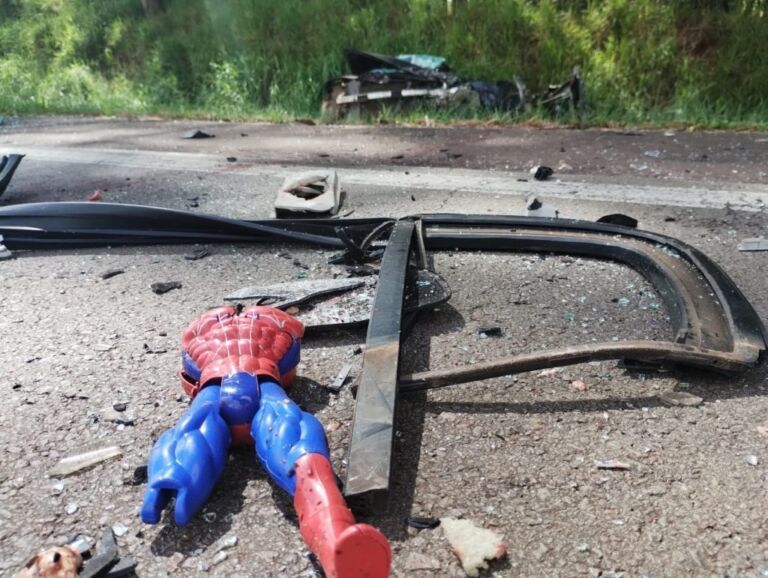 Bebê morre junto com a mãe após colisão entre carro e caminhão