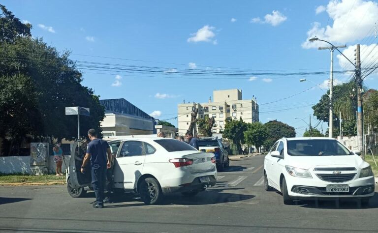 Dois carros colidem em cruzamento de Canoas