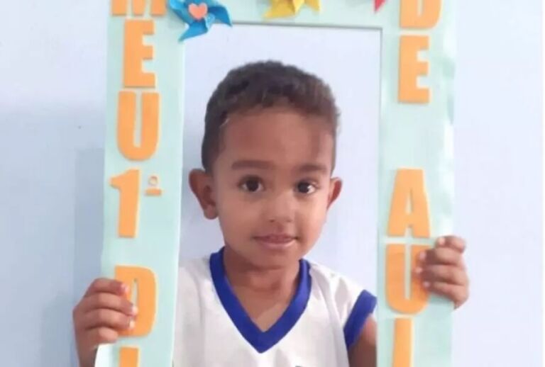 Criança morre com celular na mão após receber choque