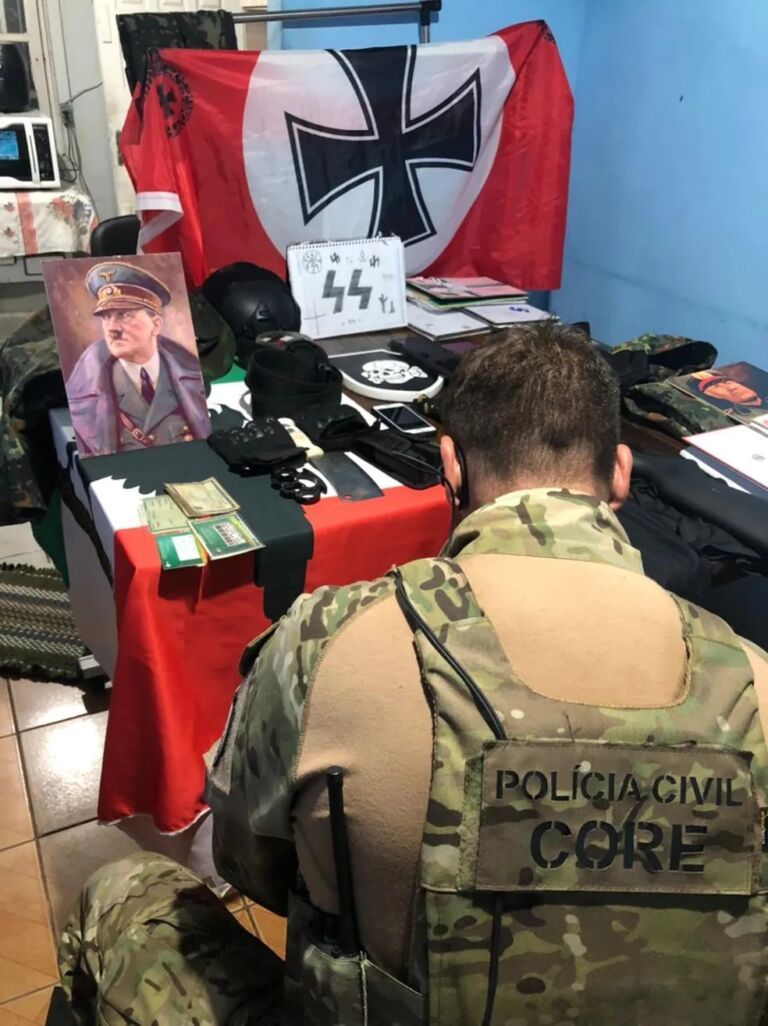 Adolescente de 14 anos tinha coleção de material nazista em casa