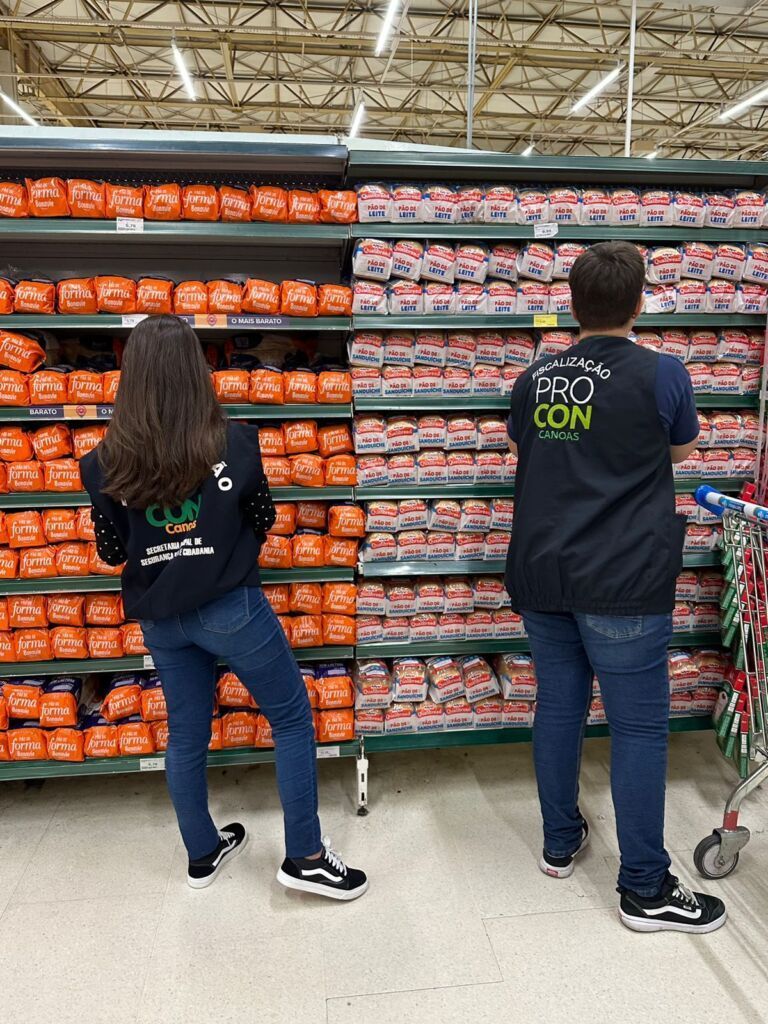 Clientes denunciam hipermercado de Canoas vendendo produtos vencidos