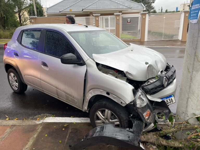 Carro bate em poste de Canoas