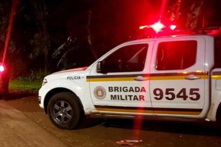 Homem é atacado a tiros saindo de casa