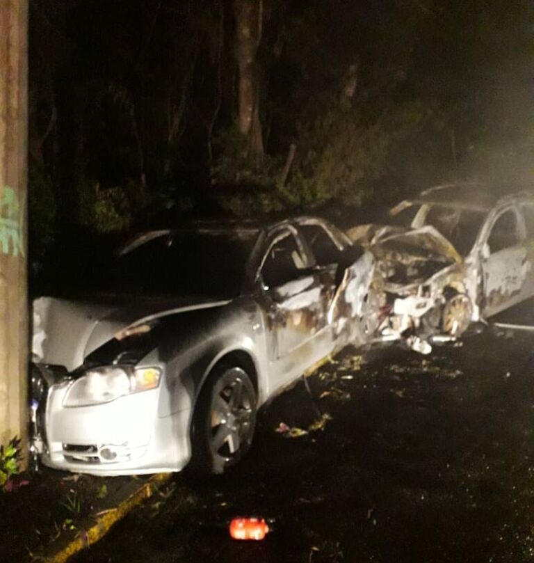 Dois carros pegam fogo em acidente