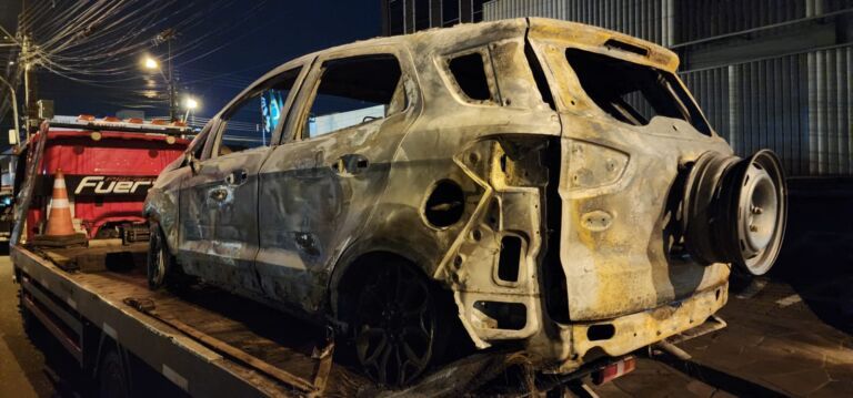 Fuzis são encontrados dentro de carro incendiado em Canoas