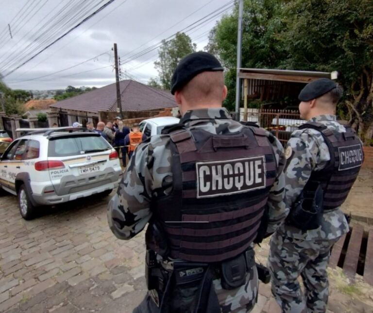 Homem é morto por dois criminosos dentro do carro