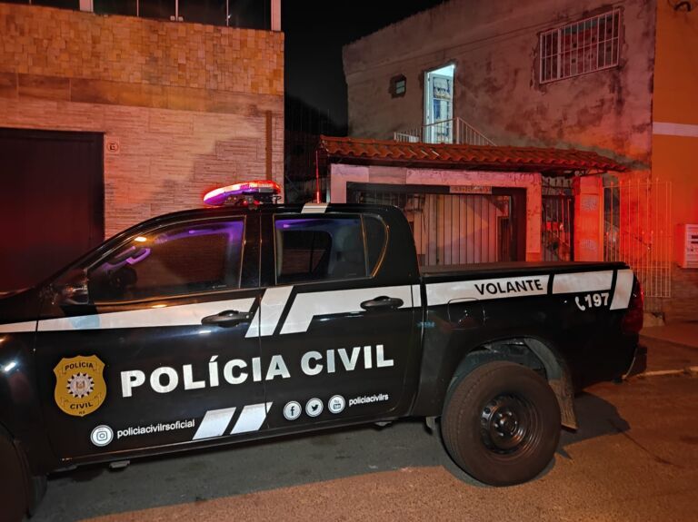 Mulher chega e encontra namorado morto com diversas facadas em Canoas