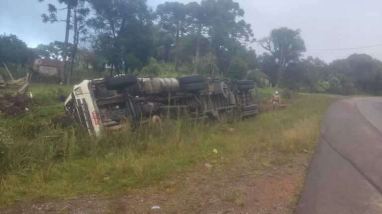 Homem morre após perder o controle e tombar caminhão