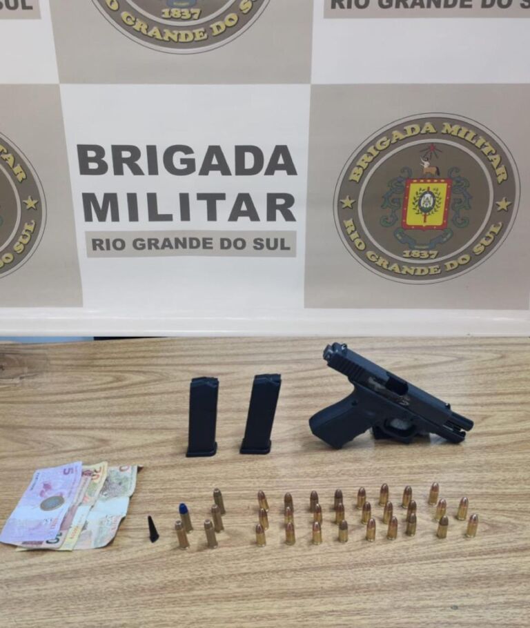 Brigada Militar pega criminoso andando com arma e drogas em Canoas