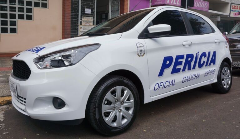 Homem é morto a tiros na frente de escola