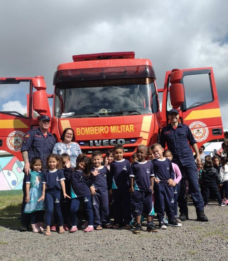 Corpo de Bombeiros visita escolas para reforçar laços com crianças e comunidade em Canoas