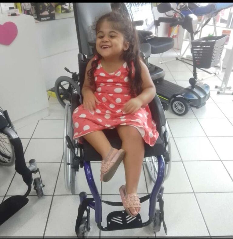 Família de Canoas pede ajuda para comprar nova cadeira de rodas para criança de 7 anos