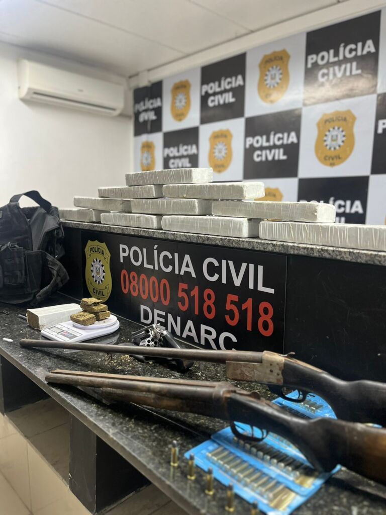 Polícia acaba com depósito de facção e prende traficante com armas e drogas