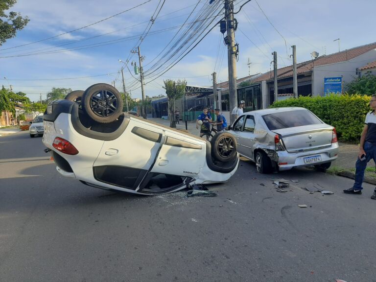 Motorista sofre mal súbito e carro capota após bater em veículo estacionado em Canoas
