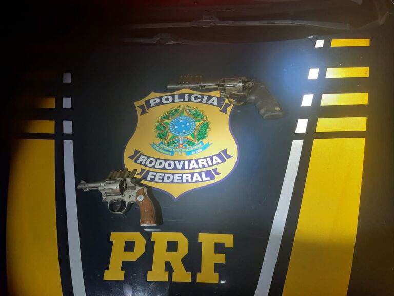 Dupla de matadores é presa com armas e munições em carro