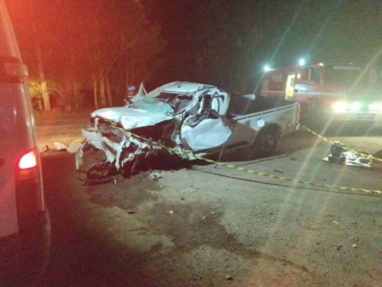 Homem morre em colisão entre caminhonete e carreta