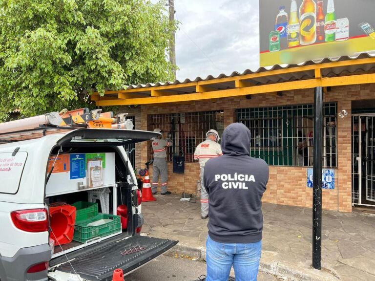 Dona de bar em Canoas é presa fazendo gato na luz