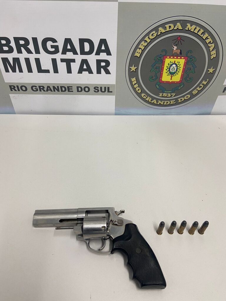 Jovem se exibe com armas nas redes sociais e acaba preso