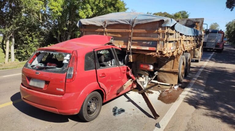 Idosa morre presa nas ferragens após carro  bater na traseira de caminhão