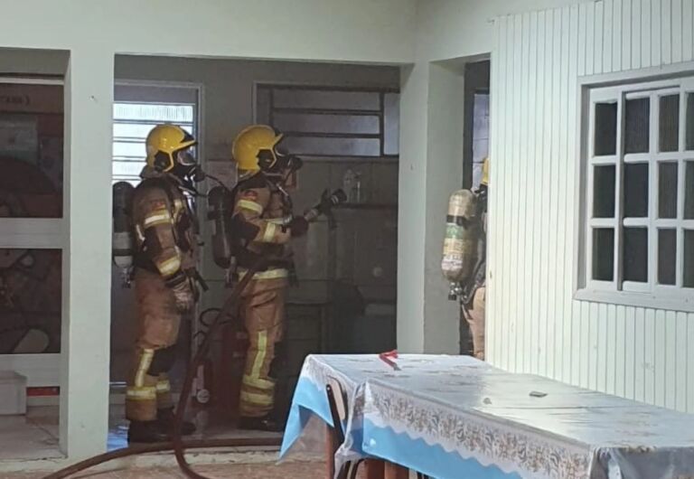 Estudante coloca fogo em banheiro de escola