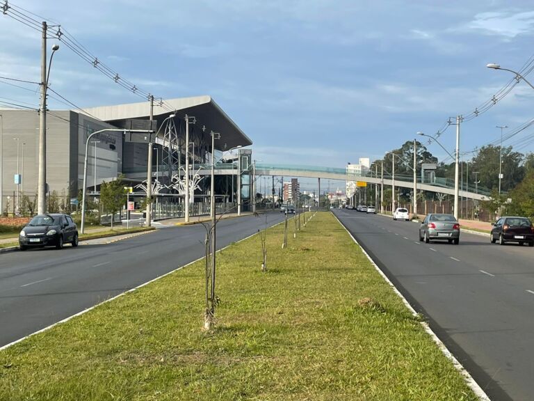 Carro é roubado na frente de shopping em Canoas