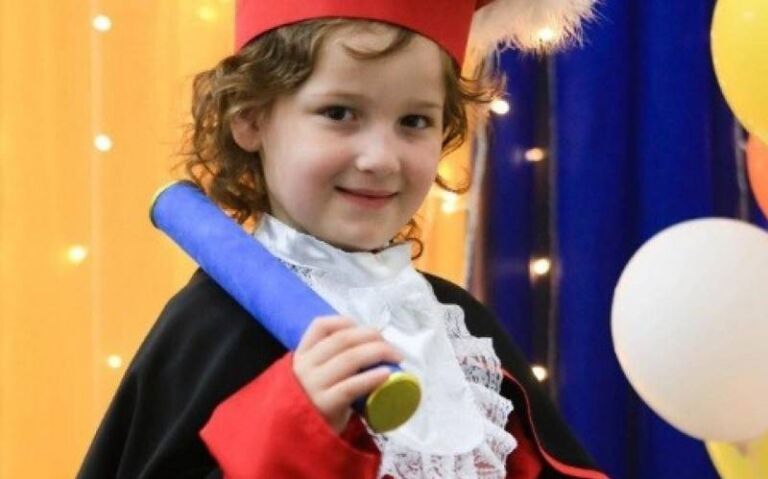 Menina de 7 anos que foi atropelada em Canoas sai da UTI após um mês