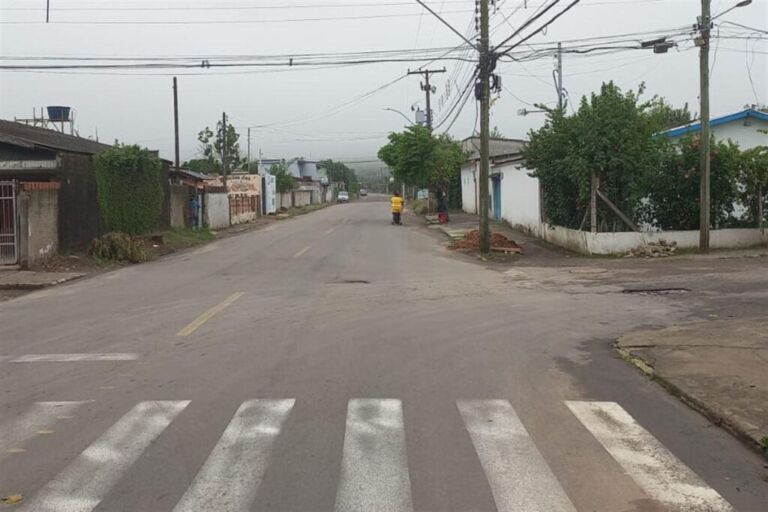 Jovem é atacada a tiros dentro de casa