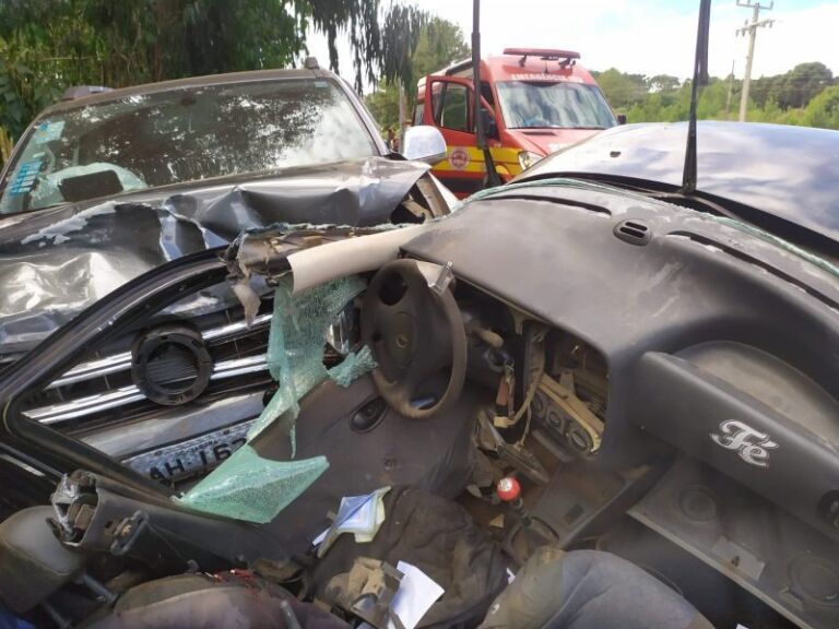 Mãe e dois filhos morre após ultrapassagem em rodovia