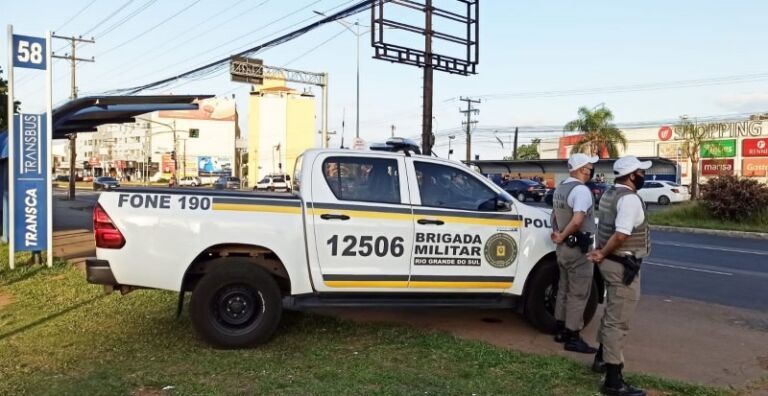 Casal é morto a pedradas e a facadas