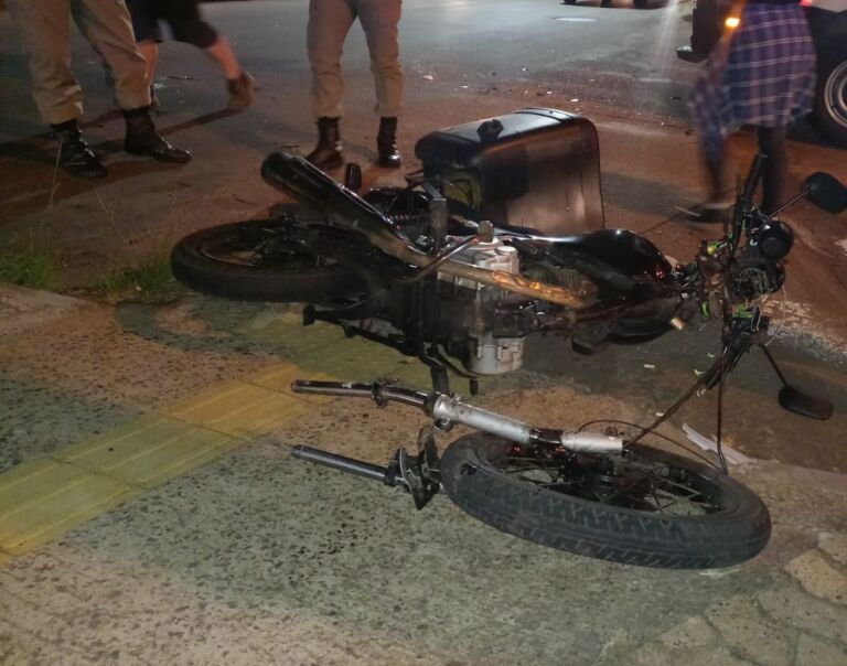 Homem fica ferido em acidente entre carro e moto em Canoas