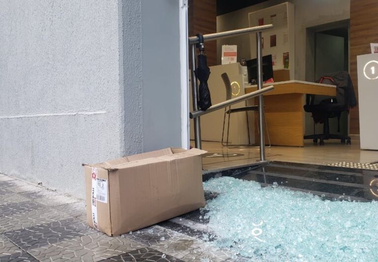 Loja de celulares é assaltada; Criminosos quebraram vidros