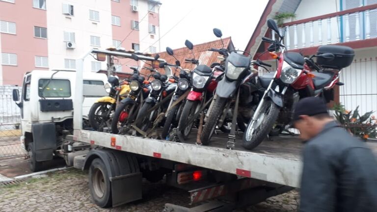 Motos usadas por criminosos para assaltar pedestres são recolhidas pela polícia